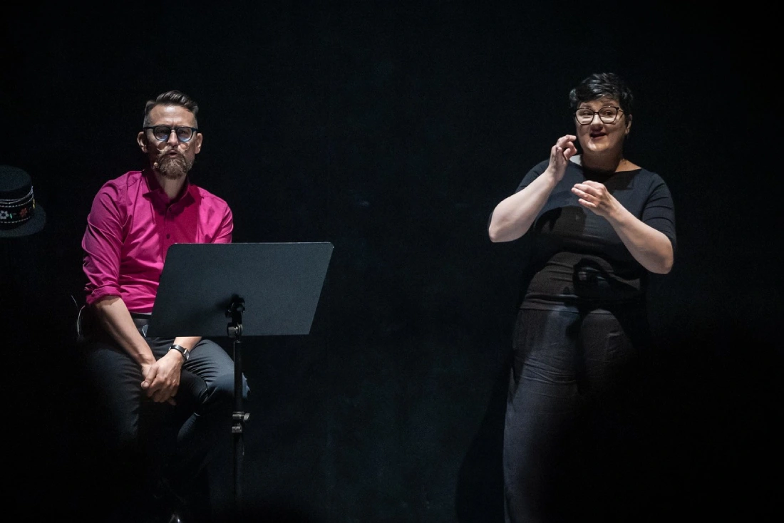 zdjęcie wydarzenia w trakcie którego jest tłumaczenie na język migowy